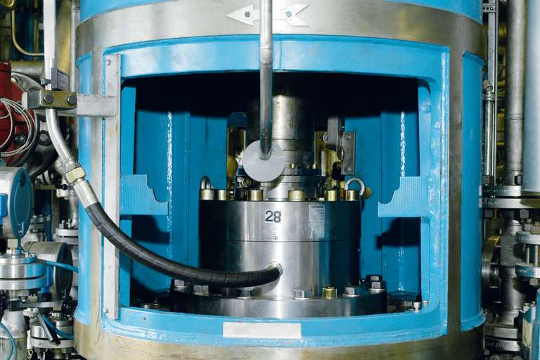 Agitator seal in polymer dispersion production