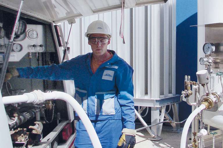 Metal bellows seal for tank pumps